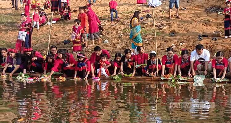 বর্ষবরণের আবাহন, জলে ভাসল বিজুর ফুল