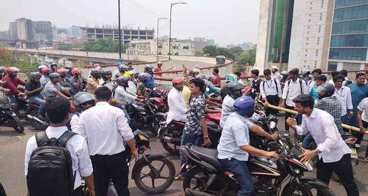তেজগাঁও, মোহাম্মদপুরে সড়ক অবরোধ শিক্ষার্থীদের, যান চলাচল বন্ধ