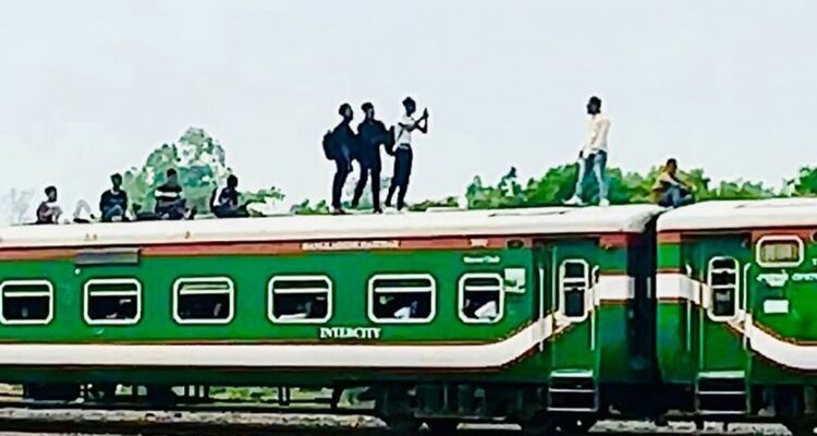চলন্ত ট্রেনের ছাদে ‘টিকটক ভিডিও’ তৈরির সময় পড়ে ২ জনের মৃত্যু