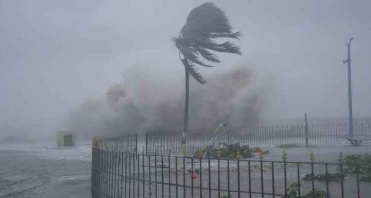 ঢাকাসহ ১২ অঞ্চলে ঝড়ের আভাস, নদীবন্দরে সতর্কসংকেত