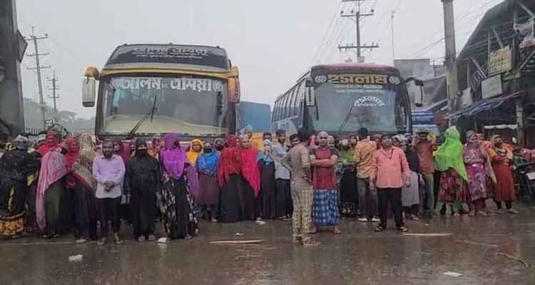গাজীপুরে মহাসড়ক অবরোধ করে শ্রমিকদের বিক্ষোভ