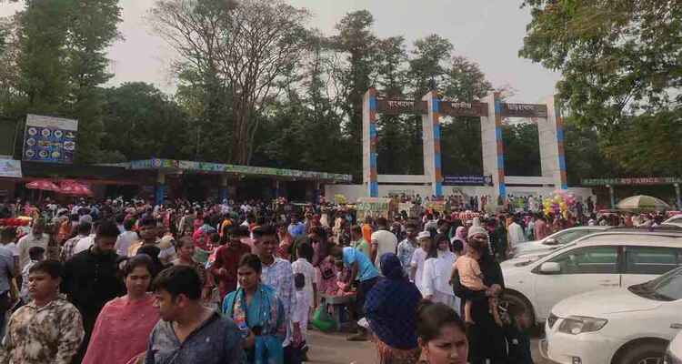 ঈদে চিড়িয়াখানায় জনস্রোত, তিন দিনে সোয়া কোটি টাকার টিকিট বিক্রি