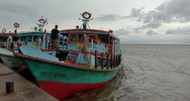 নয় অঞ্চলের নদীবন্দরে সতর্কতা সংকেত