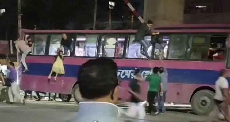 মগবাজার রেললাইনে বাস, অল্পে রক্ষা পেলেন অর্ধশতাধিক যাত্রী