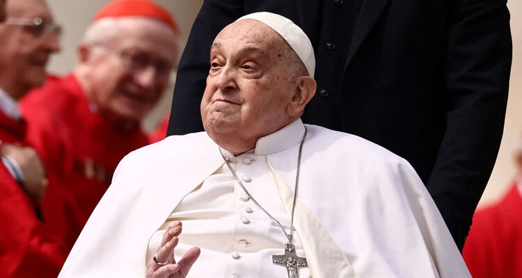 মস্তিষ্কে রক্তক্ষরণ ও হৃদরোগে মারা গেছেন পোপ, চলে গিয়েছিলেন কোমায়