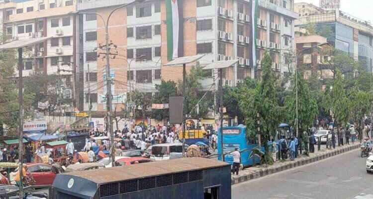 সিটি কলেজে ভাঙচুর চালাচ্ছে ঢাকা কলেজের শিক্ষার্থীরা