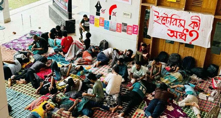 কুয়েট ভিসির অপসারণের দাবিতে আমরণ অনশনে ৩২ শিক্ষার্থী