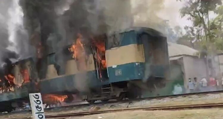 মহুয়া কমিউটার ট্রেনে আগুন, বন্ধ ঢাকা-ময়মনসিংহ রেল যোগাযোগ