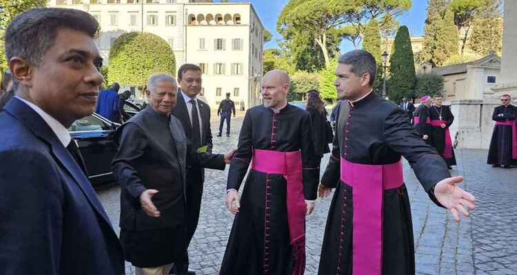 পোপ ফ্রান্সিসের অন্ত্যেষ্টিক্রিয়ায় অংশ নিয়েছেন ড. ইউনূস