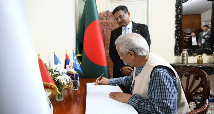 রোমে বাংলাদেশ হাউস পরিদর্শন করলেন প্রধান উপদেষ্টা