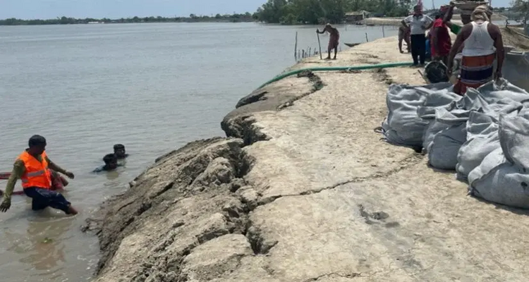 নদী রক্ষা বাঁধে ফাটল, সাতক্ষীরার উপকূলে আতঙ্ক