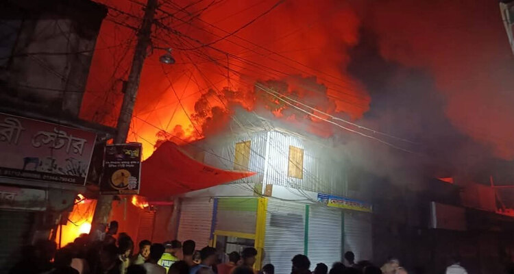 মাদারীপুরে ভয়াবহ অগ্নিকাণ্ডে ১৯ ব্যবসাপ্রতিষ্ঠান পুড়ে ছাই