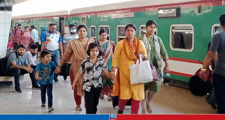 ঈদের ছুটি শেষে ঢাকায় ফিরছে মানুষ