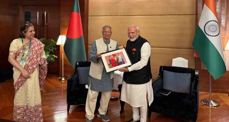 ১০ বছর আগে পদক নেওয়ার ছবি মোদিকে উপহার দিলেন ড. ইউনূস