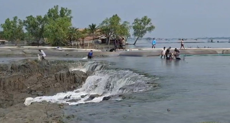 আশাশুনির বিছট গ্রামের ভাঙন পয়েন্টে বিকল্প রিংবাঁধ নির্মাণ কাজ অব্যাহত, ঢুকছে পানি