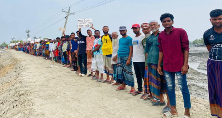 বানভাসি মানুষের মানববন্ধন: আশাশুনির ভাঙনকবলিত বিছট গ্রামে টেকসই বাঁধ নির্মাণের দাবি