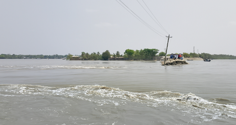 বিকল্প বাঁধ হয়নি, জোয়ার তলিয়ে দিচ্ছে আর ভাটা সব টেনে নিচ্ছে