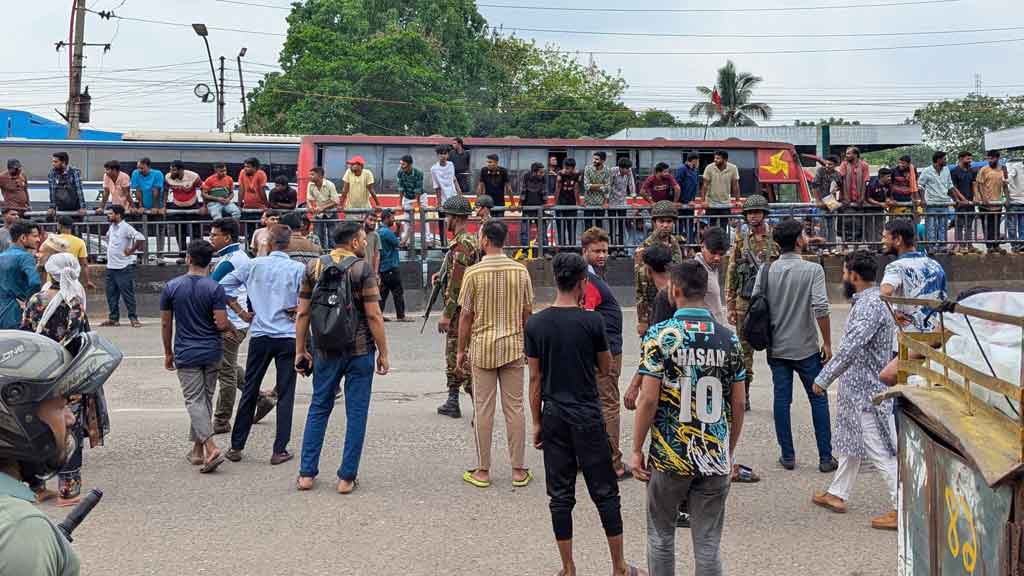 গাবতলীতে পুলিশের সাথে শ্রমিকদের বিরোধ, সড়ক অবরোধ