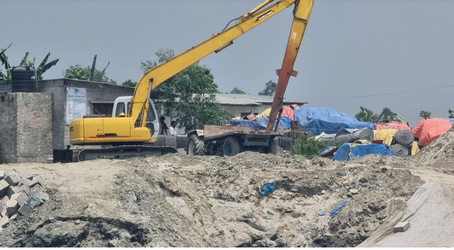 ধীরগতিতে চলছে বাঁধ নির্মাণ, বর্ষায় নদী ভাঙনের শঙ্কা