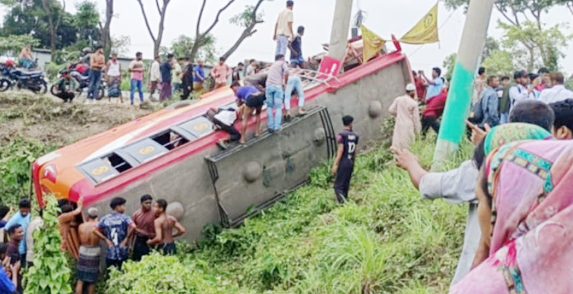 ফরিদপুরে বাস উল্টে খাদে, নিহত বেড়ে ৭