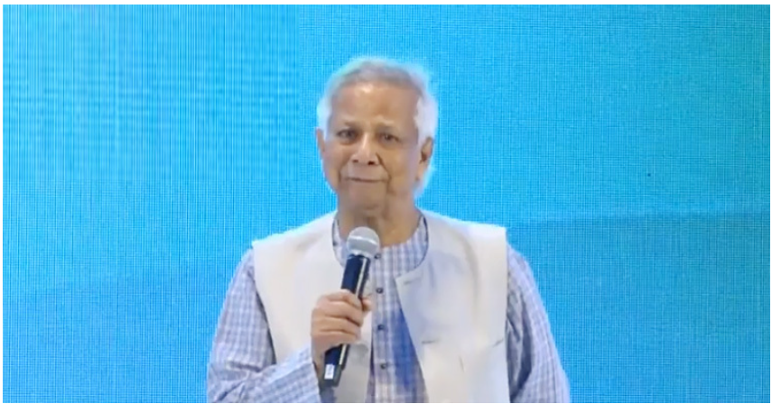 ৪ ক্যাটাগরিতে বিভিন্ন প্রতিষ্ঠানকে পুরস্কার দিলেন প্রধান উপদেষ্টা