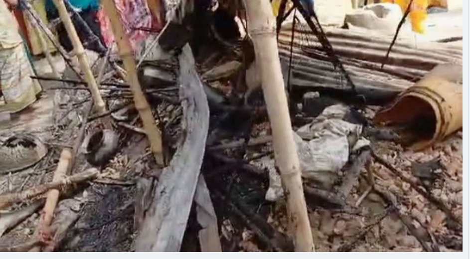 মশার কয়েলের আগুনে পুড়ল কৃষকের ৮ গরু