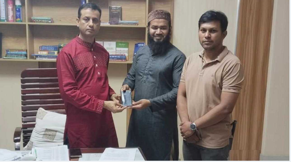 ১০৬টি মোবাইল ফোন মালিকদের বুঝিয়ে দিলো ডিএমপি