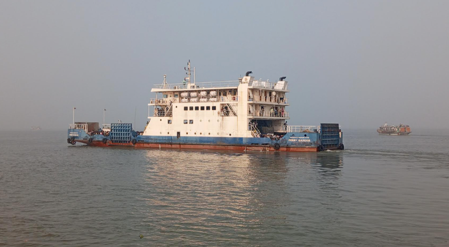 পাটুরিয়া-দৌলতদিয়া নৌপথে ফেরি চলাচল বন্ধ