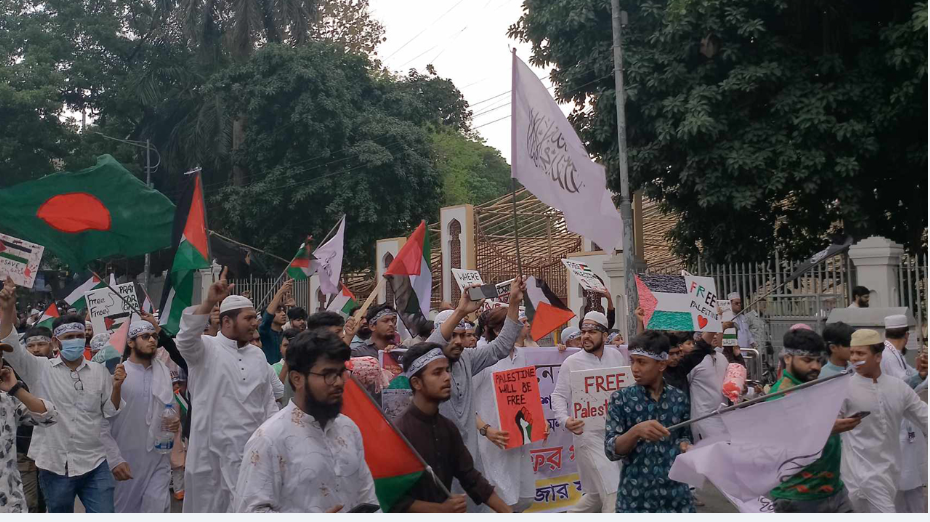 সড়কে-সড়কে মানুষের ঢল, হাতে ফিলিস্তিনের পতাকা