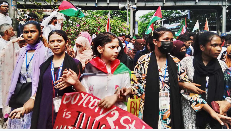 মিছিল নিয়ে সোহরাওয়ার্দীতে বেসরকারি বিশ্ববিদ্যালয়ের শিক্ষার্থীরা