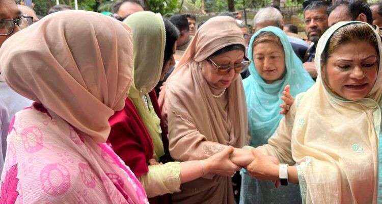 পায়ে হেঁটে ফিরোজায় ঢুকলেন খালেদা জিয়া, উচ্ছ্বসিত নেতাকর্মীরা