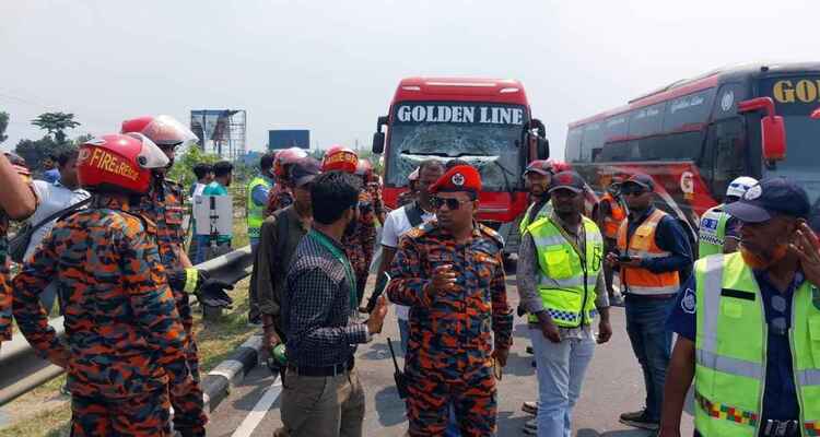 ঢাকা-মাওয়া এক্সপ্রেসওয়েতে অ্যাম্বুলেন্সে বাসের ধাক্কা, নিহত ৫