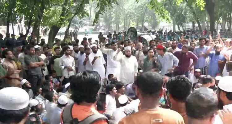 প্রস্তুত হচ্ছে মঞ্চ, বাদ জুমা রাজপথে নামার ডাক হাসনাতের