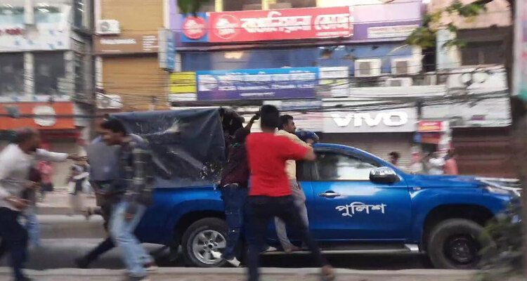 আইভীকে বহন করা পুলিশের গাড়িতে দুর্বৃত্তদের হামলা