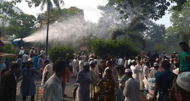 তাপপ্রবাহে পানি ছিটিয়ে আন্দোলনকারীদের স্বস্তি দেওয়ার চেষ্টা