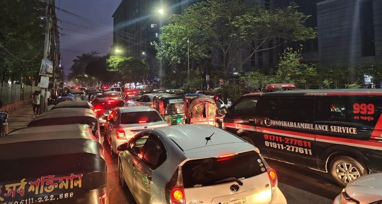 অনড় আন্দোলনকারীরা, ৪ ঘণ্টা ধরে শাহবাগে বন্ধ যান চলাচল