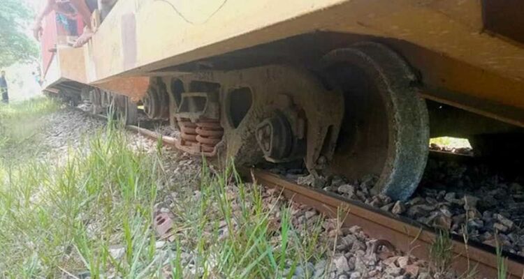 বগি লাইনচ্যুত, ঢাকার সঙ্গে চট্টগ্রাম-সিলেটের ট্রেন চলাচল বন্ধ