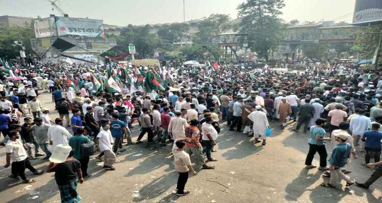 আ.লীগ নিষিদ্ধের দাবিতে শাহবাগে বাড়ছে গণজমায়েত