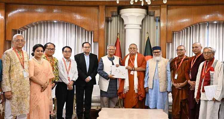 বৌদ্ধ ধর্মীয় নেতাদের সঙ্গে প্রধান উপদেষ্টার শুভেচ্ছা বিনিময়