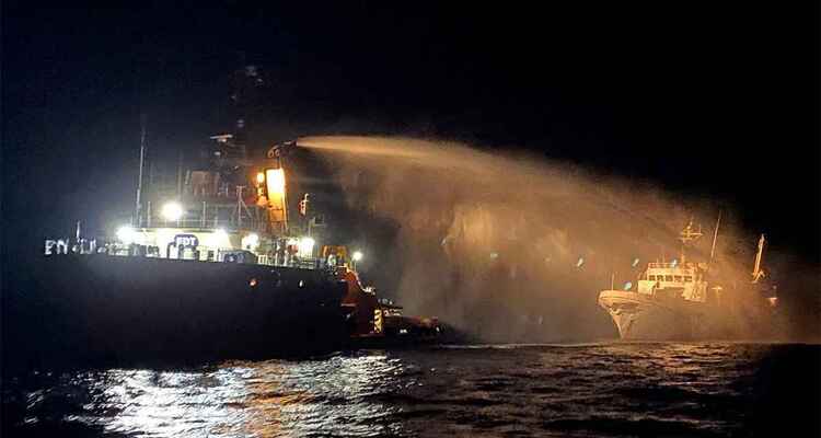 গাজায় ত্রাণ নিয়ে যাওয়ার পথে জাহাজে বোমা হামলা