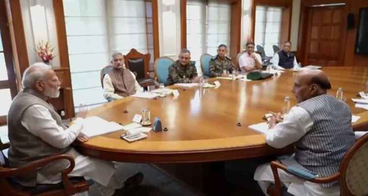 তিন বাহিনীর প্রধানকে নিয়ে উচ্চপর্যায়ের বৈঠকে মোদি