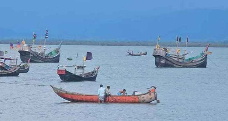 নাফ নদী থেকে চার জেলে ধরে নিয়ে গেল আরাকান আর্মি