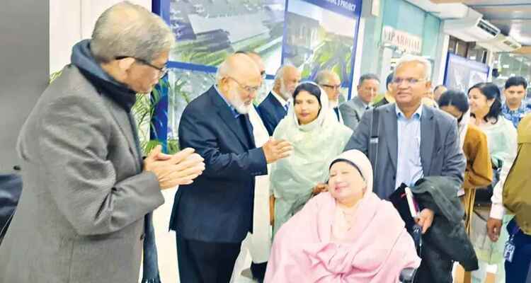 ৬ মে সকালে ঢাকায় ফিরবেন খালেদা জিয়া, নেতাকর্মীদের ঢলে দুর্ভোগের শঙ্কা