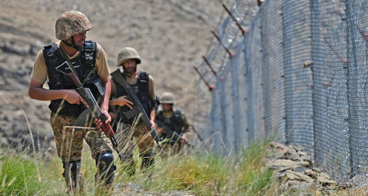 রাতের আঁধারে ভারত-পাকিস্তানের সেনাদের মধ্যে ব্যাপক গোলাগুলি