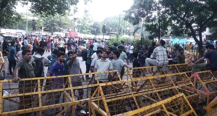 দাবি আদায় না হওয়া পর্যন্ত রাজপথে থাকার ঘোষণা জবি শিক্ষক-শিক্ষার্থীদের