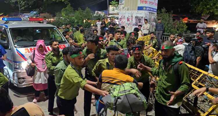 ৬ ঘণ্টা পর শাহবাগ ছেড়েছেন নার্সিং শিক্ষার্থীরা, যানচলাচল স্বাভাবিক