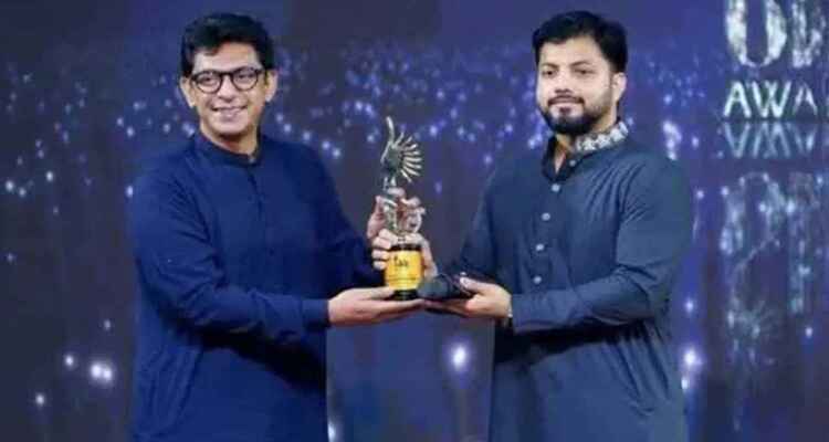 চঞ্চল চৌধুরীর হাতে অ্যাওয়ার্ড, ক্ষমা চাইলেন ইশরাক