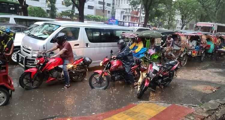রাজধানীতে স্বস্তির বৃষ্টি, তবে দুর্ভোগে কর্মজীবী মানুষ