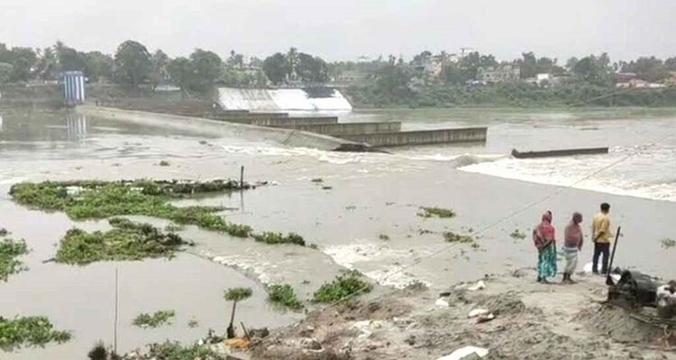 ভেঙে গেছে ভারতের আত্রাই নদীর বাঁধ, প্রভাব পড়বে বাংলাদেশে