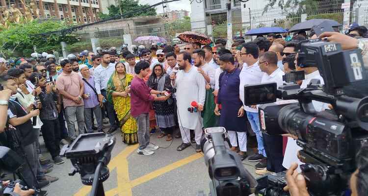 স্থানীয় সরকার নির্বাচনের দাবিতে ইসির সামনে এনসিপির নেতাকর্মীরা